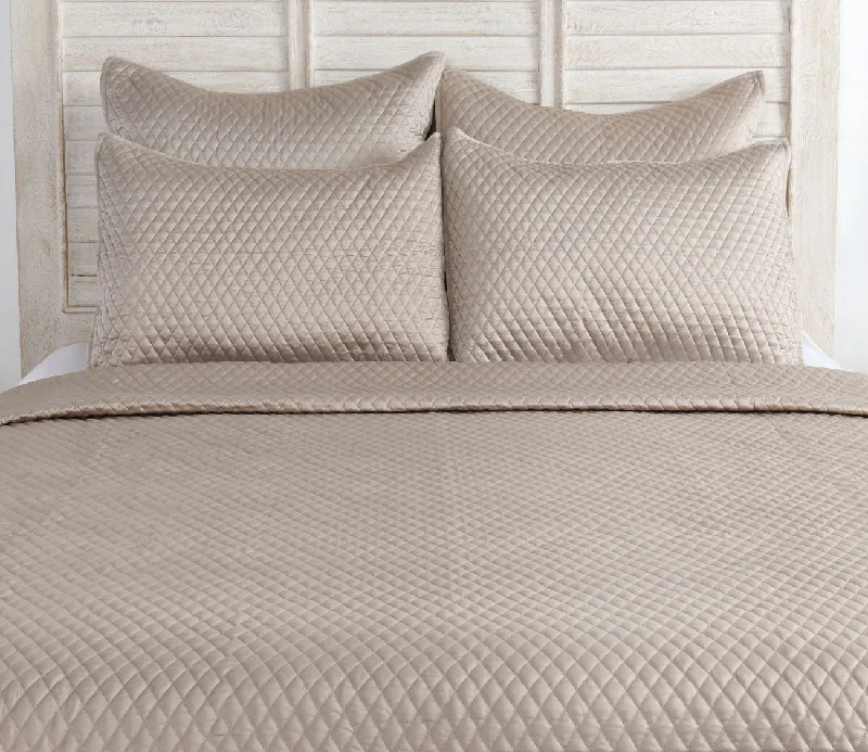 Round Pillows for Boho-Style InteriorsVilla by Classic Home Diamond Pebble Sateen Quilt