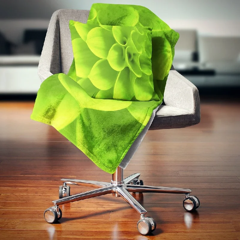 Linen blankets with a rustic and textured lookMohair blankets with a unique sheen and softnessDesignart 'Bright Green Flower Petals' Floral Throw Blanket Linen blankets with a rustic and textured lookMohair blankets with a unique sheen and softnessDesignart 'Bright Green Flower Petals' Floral Throw Blanket