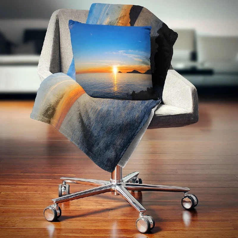 Silk blankets with a smooth and elegant touchRayon from bamboo blankets for a silky and breathable feelDesignart 'Bright Sunset in Gulf of La Spezia' Seascape Throw Blanket Silk blankets with a smooth and elegant touchRayon from bamboo blankets for a silky and breathable feelDesignart 'Bright Sunset in Gulf of La Spezia' Seascape Throw Blanket