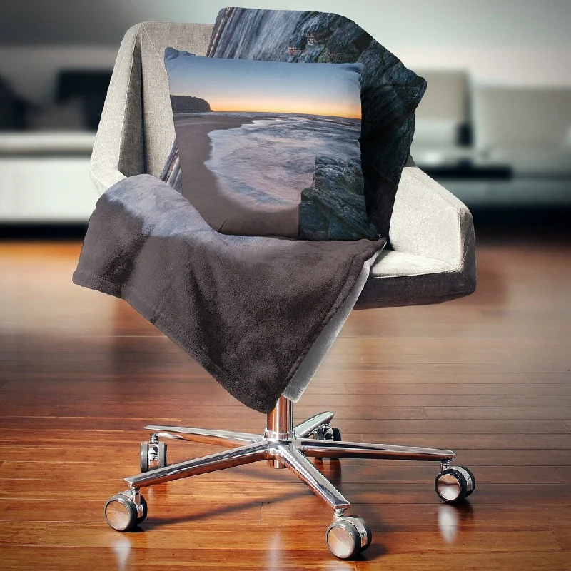 Synthetic fiber blend blankets for a budget - friendly choiceCashmere blankets for ultimate softness and luxuryDesignart 'Sunrise at Sydney Over Sea' Seascape Throw Blanket
