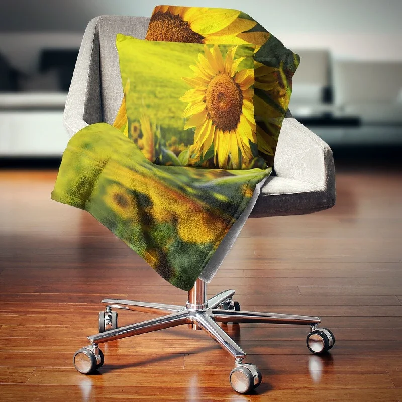 Microfiber blankets that are durable and easy to care forQueen - size blankets for standard - sized bedsDesignart 'Tuscany Sunflowers on Green' Floral Throw Blanket Microfiber blankets that are durable and easy to care forQueen - size blankets for standard - sized bedsDesignart 'Tuscany Sunflowers on Green' Floral Throw Blanket