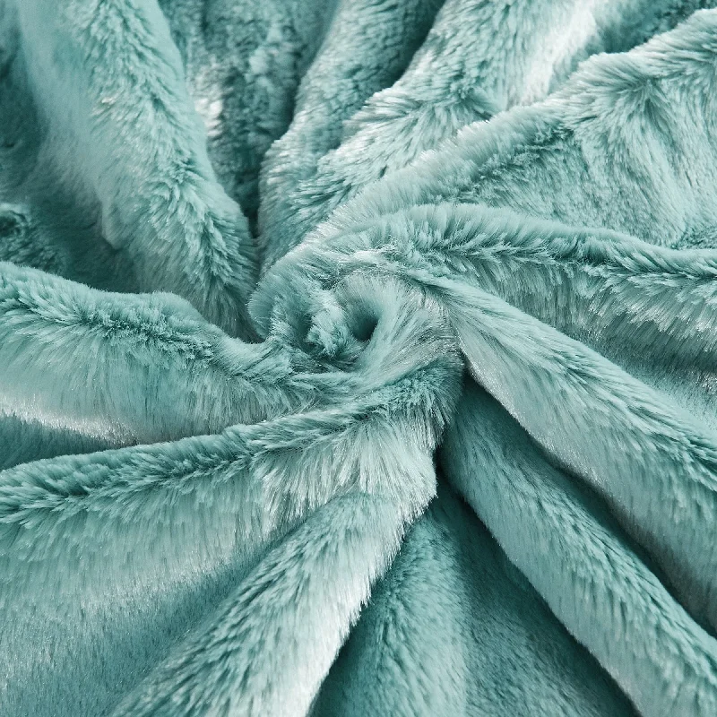 Queen - size blankets for standard - sized bedsChenille blankets with a thick and fuzzy texturePlain Fauxfur Throw Queen - size blankets for standard - sized bedsChenille blankets with a thick and fuzzy texturePlain Fauxfur Throw