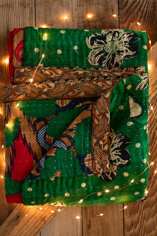 Linen blankets with a rustic and textured lookQueen - size blankets for standard - sized bedsSpirit Kantha Christmas Throw Linen blankets with a rustic and textured lookQueen - size blankets for standard - sized bedsSpirit Kantha Christmas Throw