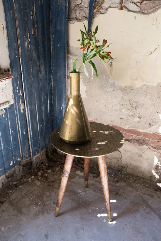 Chenille blankets with a thick and fuzzy textureLinen blankets with a rustic and textured lookHari Slim Vase