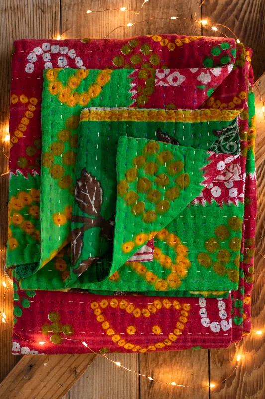 Queen - size blankets for standard - sized bedsSynthetic fiber blend blankets for a budget - friendly choiceWarmth Kantha Christmas Throw Queen - size blankets for standard - sized bedsSynthetic fiber blend blankets for a budget - friendly choiceWarmth Kantha Christmas Throw