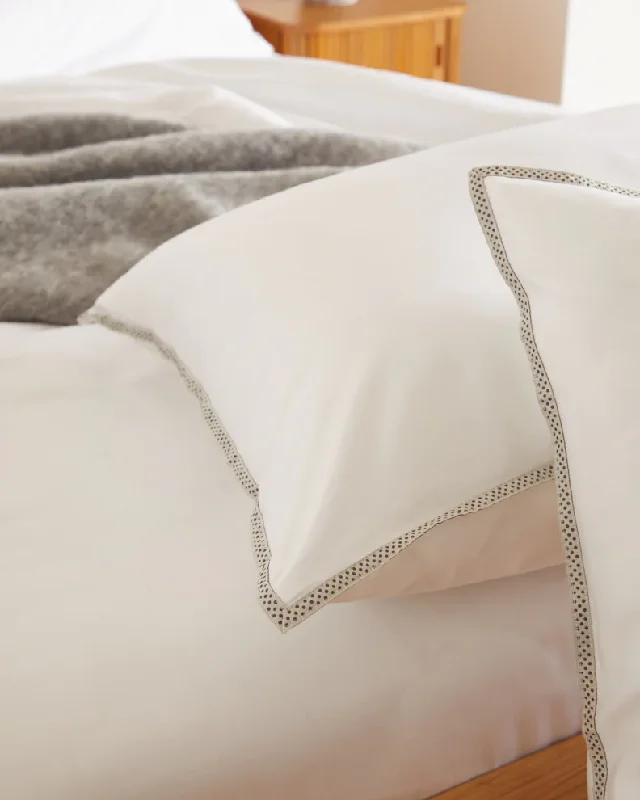 Mohair blankets with a unique sheen and softnessSilk blankets with a smooth and elegant touchFoxford Trim Pillowcase Mohair blankets with a unique sheen and softnessSilk blankets with a smooth and elegant touchFoxford Trim Pillowcase