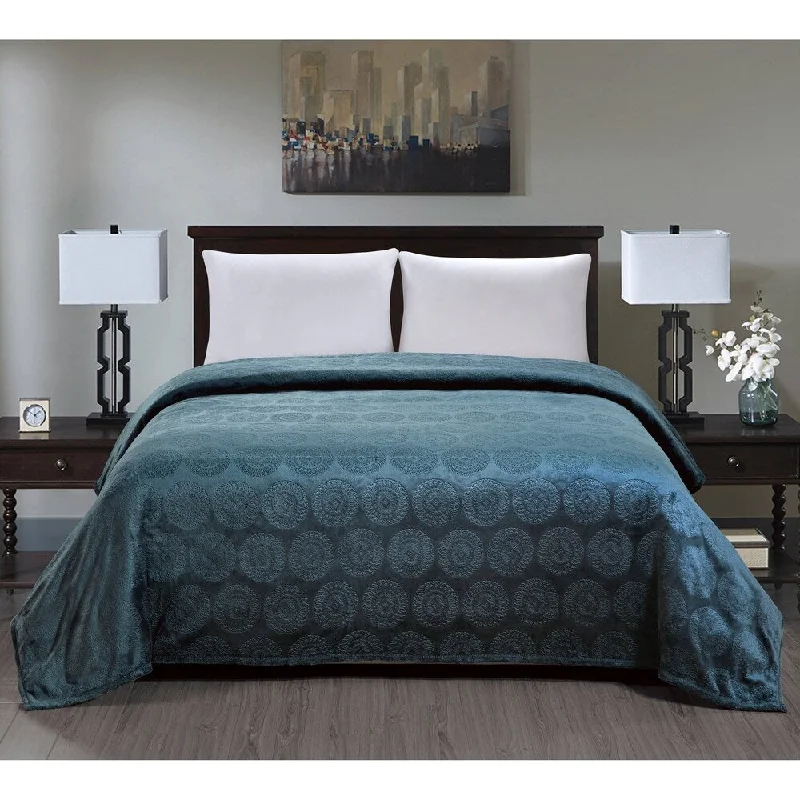 Chenille blankets with a thick and fuzzy textureChenille blankets with a thick and fuzzy textureCeaser Blanket Queen Teal Chenille blankets with a thick and fuzzy textureChenille blankets with a thick and fuzzy textureCeaser Blanket Queen Teal