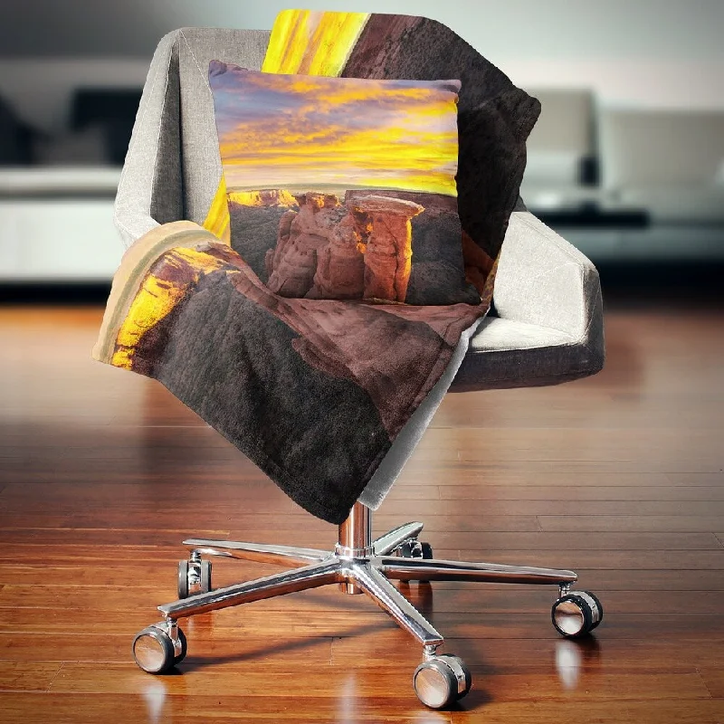 Chenille blankets with a thick and fuzzy textureChenille blankets with a thick and fuzzy textureDesignart 'Colorado Monument At Sunset' Modern Landscape Fleece Throw Blanket Chenille blankets with a thick and fuzzy textureChenille blankets with a thick and fuzzy textureDesignart 'Colorado Monument At Sunset' Modern Landscape Fleece Throw Blanket