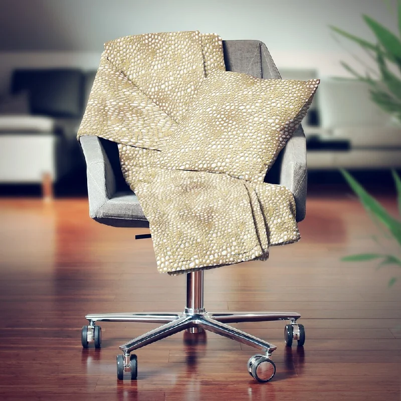 Silk blankets with a smooth and elegant touchKing - size blankets to cover large beds comfortablyDesignart' Golden Maze' Modern Throw Blanket - 71x59
