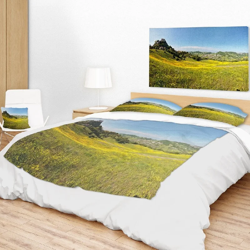 Silk blankets with a smooth and elegant touchWool blankets with natural warmth and insulationDesignart 'Italian Castle of Rossena' Landscape Fleece Throw Blanket Silk blankets with a smooth and elegant touchWool blankets with natural warmth and insulationDesignart 'Italian Castle of Rossena' Landscape Fleece Throw Blanket