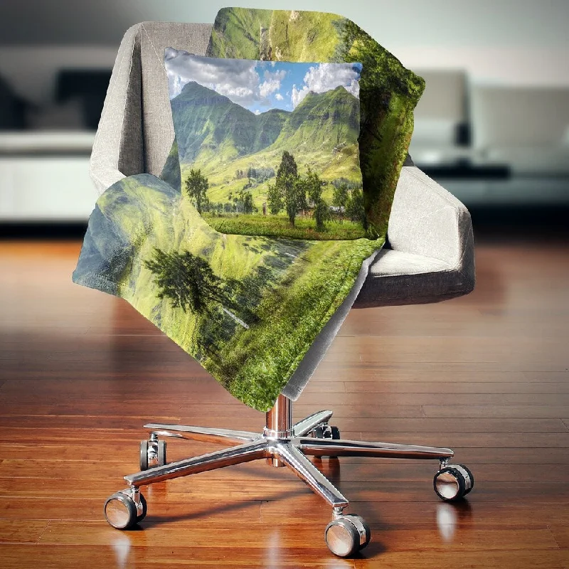 Silk blankets with a smooth and elegant touchCashmere blankets for ultimate softness and luxuryDesignart 'Lesotho Mountains Panorama' Landscape Fleece Throw Blanket Silk blankets with a smooth and elegant touchCashmere blankets for ultimate softness and luxuryDesignart 'Lesotho Mountains Panorama' Landscape Fleece Throw Blanket