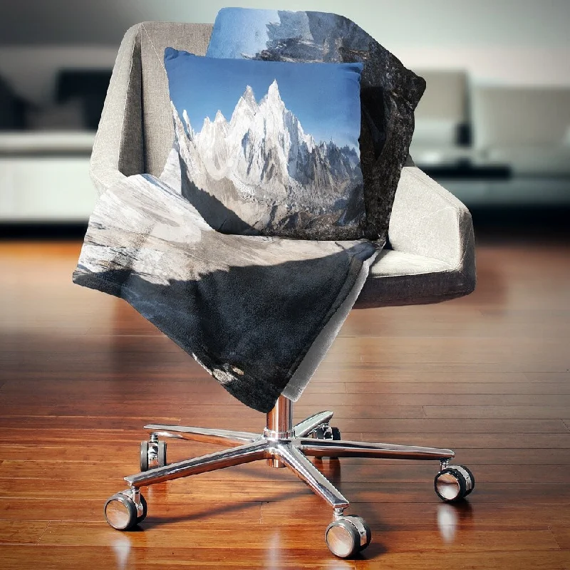 Microfiber blankets that are durable and easy to care forChenille blankets with a thick and fuzzy textureDesignart 'Mount Everest Glacier Panorama' Landscape Fleece Throw Blanket Microfiber blankets that are durable and easy to care forChenille blankets with a thick and fuzzy textureDesignart 'Mount Everest Glacier Panorama' Landscape Fleece Throw Blanket