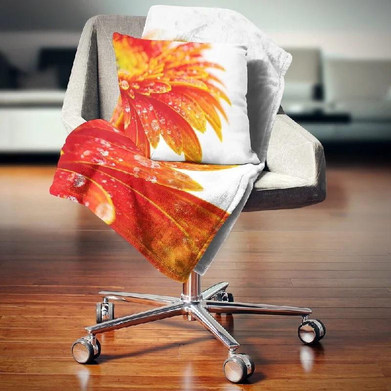 Linen blankets with a rustic and textured lookFleece blankets for a cozy and plush textureDesignart 'Orange Gerbera with Raindrops' Floral Throw Blanket Linen blankets with a rustic and textured lookFleece blankets for a cozy and plush textureDesignart 'Orange Gerbera with Raindrops' Floral Throw Blanket