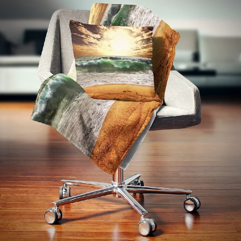 Microfiber blankets that are durable and easy to care forKing - size blankets to cover large beds comfortablyDesignart 'Raging Green Waves At Sunset' Seashore Throw Blanket Microfiber blankets that are durable and easy to care forKing - size blankets to cover large beds comfortablyDesignart 'Raging Green Waves At Sunset' Seashore Throw Blanket