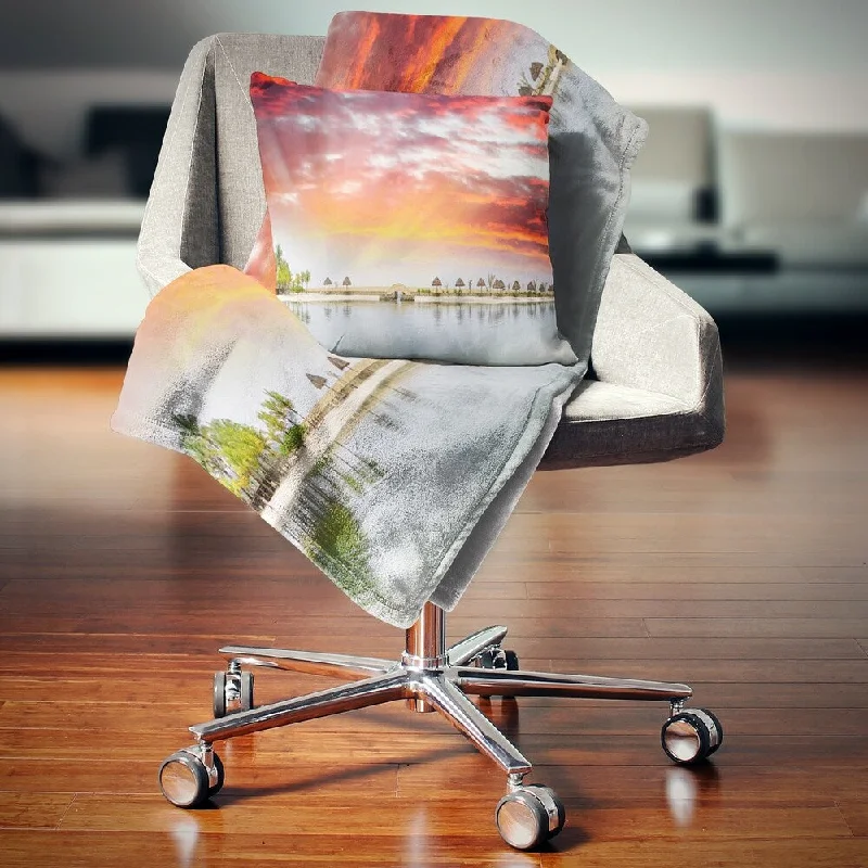 Fleece blankets for a cozy and plush textureChenille blankets with a thick and fuzzy textureDesignart 'Roatan Beach Sunset Panorama' Seashore Photo Throw Blanket Fleece blankets for a cozy and plush textureChenille blankets with a thick and fuzzy textureDesignart 'Roatan Beach Sunset Panorama' Seashore Photo Throw Blanket