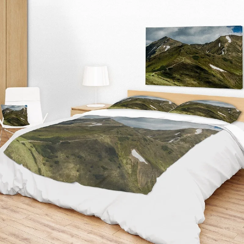 Queen - size blankets for standard - sized bedsAcrylic blankets for a soft and affordable alternativeDesignart 'Trekking Patch in Tatra Mountains' Landscape Fleece Throw Blanket Queen - size blankets for standard - sized bedsAcrylic blankets for a soft and affordable alternativeDesignart 'Trekking Patch in Tatra Mountains' Landscape Fleece Throw Blanket