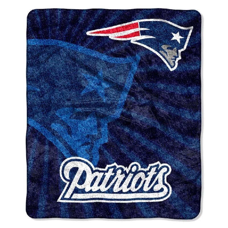 Chenille blankets with a thick and fuzzy textureCotton blankets for breathability and a lightweight feelThe Northwest Company NFL New England Patriots Sherpa Strobe Throw